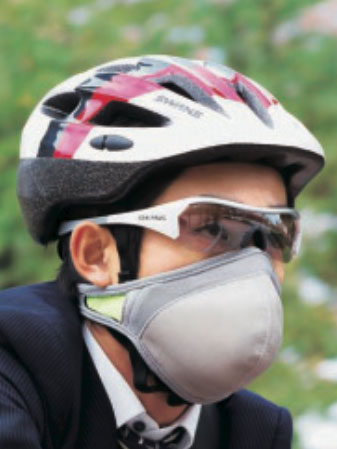 スポーツマスクとコミュートヘルメットで、花粉対策